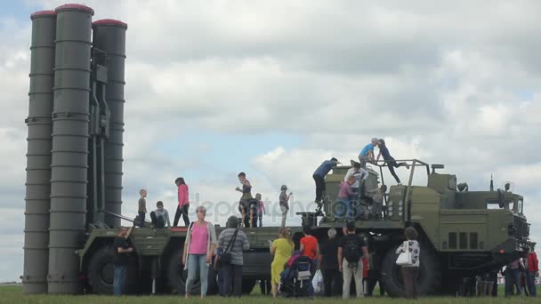 ノヴォシビルスク - 8 月 26 日: 国際軍事技術フォーラム「軍 2017」ノボシビルスク トルマチョーヴォ空港.S-300 対空ミサイル システムの観光客の群衆。2017 年 8 月 26 日ロシア ノボシビルスク — ストック動画