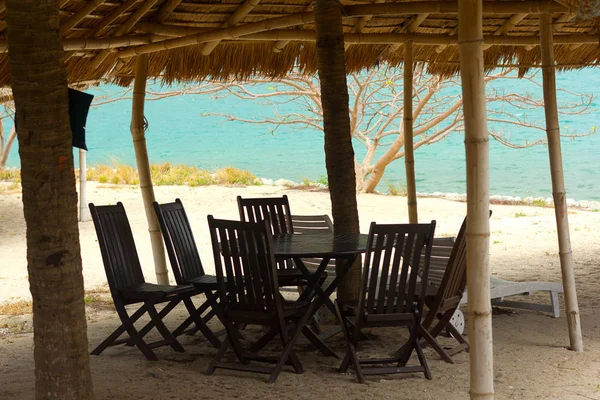 Nha Trang, Vietnam - Şubat 20: Birkaç tekneler ve kalabalık turist tatlım Mun Adası, Bay Nha Trang, Güney Çin Denizi, 20 Şubat 2014 Beach, Nha Trang, Vietnam.