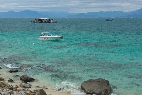 Nha Trang, Vietnam - Şubat 20: Birkaç tekneler ve kalabalık turist tatlım Mun Adası, Bay Nha Trang, Güney Çin Denizi, 20 Şubat 2014 Beach, Nha Trang, Vietnam.