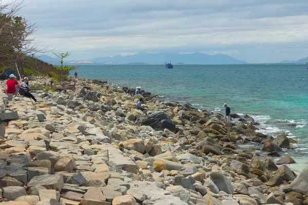Nha Trang, Vietnam - Şubat 20: Birkaç tekneler ve kalabalık turist tatlım Mun Adası, Bay Nha Trang, Güney Çin Denizi, 20 Şubat 2014 Beach, Nha Trang, Vietnam.