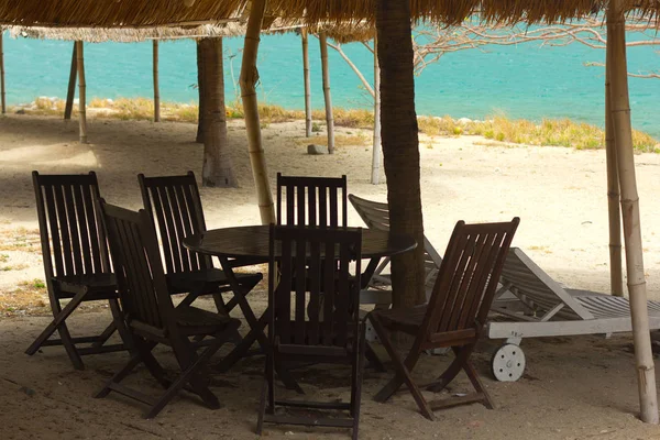 Nha Trang, Vietnam - Şubat 20: Birkaç tekneler ve kalabalık turist tatlım Mun Adası, Bay Nha Trang, Güney Çin Denizi, 20 Şubat 2014 Beach, Nha Trang, Vietnam.