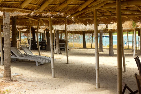 Nha Trang, Vietnam - Şubat 20: Birkaç tekneler ve kalabalık turist tatlım Mun Adası, Bay Nha Trang, Güney Çin Denizi, 20 Şubat 2014 Beach, Nha Trang, Vietnam.