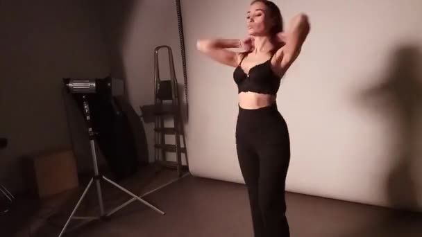 Modèle sportif en bikini. Photoshoot dans les coulisses. Temps écoulé — Video