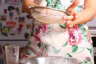 Ev yemeği. Mutfak masasının üzerinde eller hamur yapma.