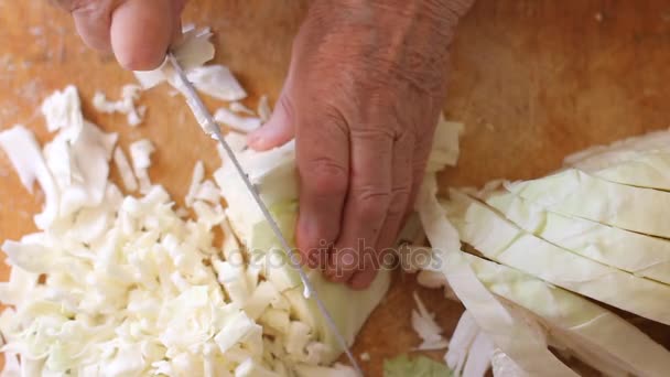 Nagymama kezét. Női kezek szeletelés káposzta. Szemközti nézet. — Stock videók