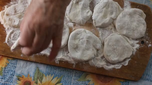 Le mani della nonna. Le mani femminili fanno torte piatte. Vista dall'alto . — Video Stock