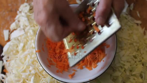 Mormors händer. Kvinna händerna skivning morötter. Ovanifrån. — Stockvideo