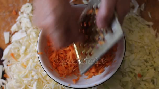 As mãos da avó. Mãos femininas cortando cenouras. Vista superior . — Vídeo de Stock