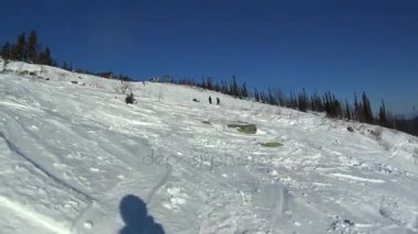 Sheregesh, Rusya Federasyonu - 26 Kasım, 2017: Sheregesh beldesinde Kayak insanlar. Karlı ve synny. POV. 26 Kasım 2017. Sheregesh, Rusya Federasyonu.