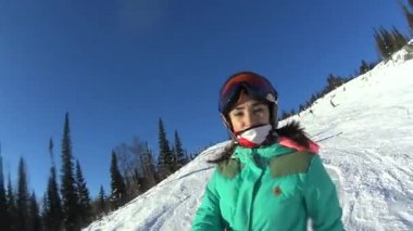 Sheregesh, Rusya Federasyonu - 27 Kasım, 2017: Güzellik Asyalı kız serbest sürüşte snowboard üzerinde. POV. 27 Kasım 2017. Sheregesh, Rusya Federasyonu.