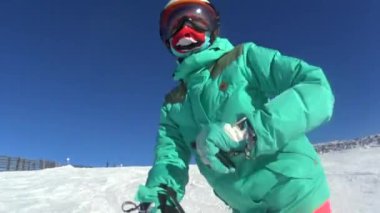 Sheregesh, Rusya Federasyonu - 27 Kasım, 2017: Güzellik Asyalı kız serbest sürüşte snowboard üzerinde. POV. 27 Kasım 2017. Sheregesh, Rusya Federasyonu.
