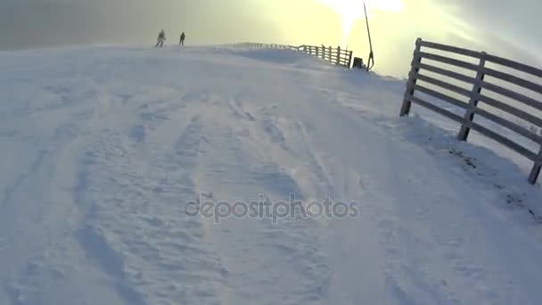 Sheregesh 俄罗斯 2017年11月 人们在 Sheregesh 度假胜地滑雪 下雪和 Synny Pov 2017年11月26日 — 图库视频影像