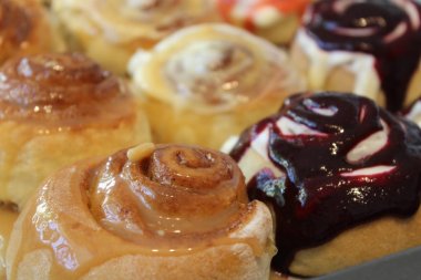 Homemade pişirme. Frenk üzümü krem ile buns. 