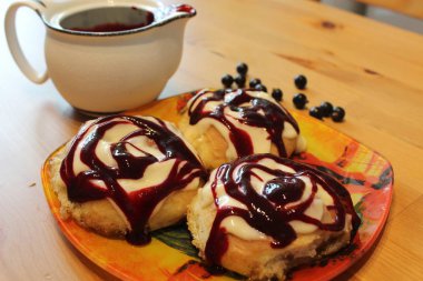 Homemade pişirme. Frenk üzümü krem ile buns. 