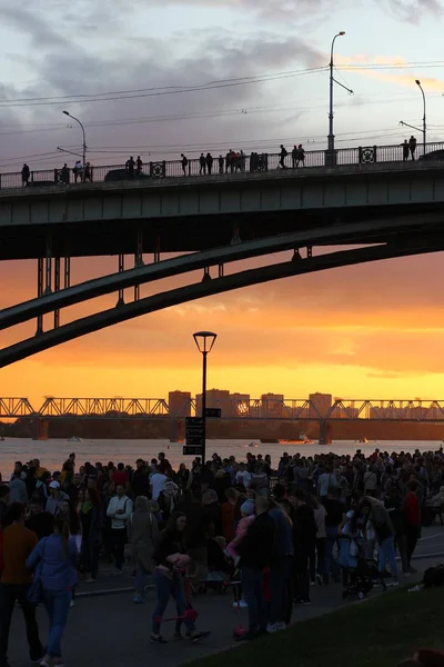 Novosibirsk Rusia Junio 2019 Multitud Personas Caminan Por Terraplén Vespertino —  Fotos de Stock