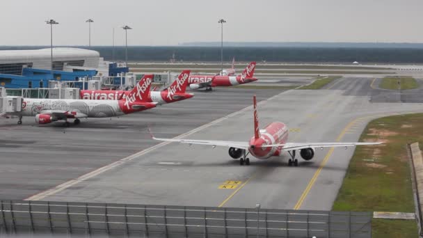 Kuala Lumpur Malásia Março 2020 Aeronaves Air Ásia Terminal Partida — Vídeo de Stock