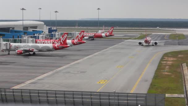 Kuala Lumpur Malasia Marzo 2020 Aeronaves Air Asia Terminal Salida — Vídeos de Stock