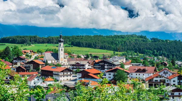 Decenas de pueblos cerca de Innsbruck, Austria — Foto de Stock