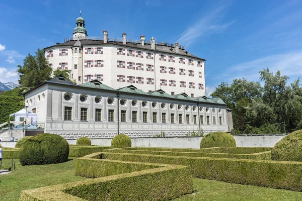 Ambras castle bei innsbruck, Österreich. — Stockfoto