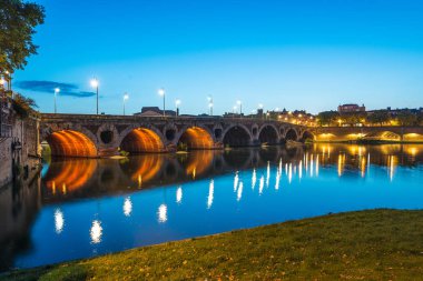 La Garonne Toulouse, Fransa 'dan geçiyor.