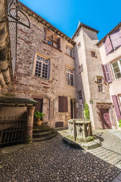 Średniowieczny dziedziniec w Rodez, Francja — Zdjęcie stockowe