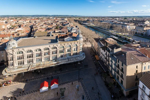 Hotel de Ville náměstí ze žaláře Gilles Aycelin v Narbonn — Stock fotografie