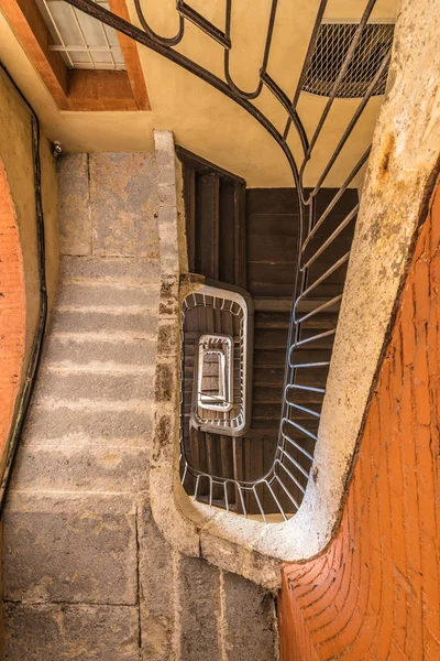 Stará budova nádvoří v Montauban, Francie — Stock fotografie