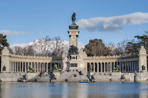 マドリードのレティーロ公園にアルフォンソ 12 世像. — ストック写真