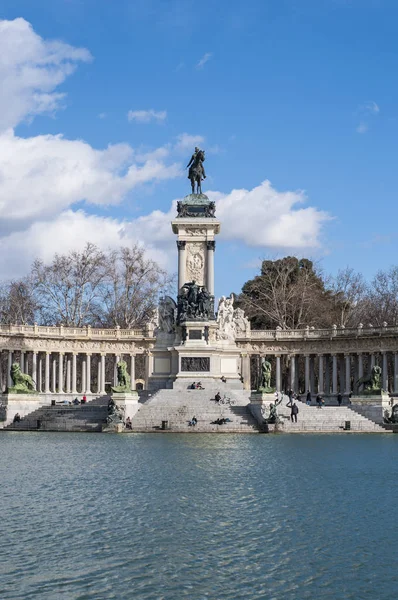 Большой пруд в парке Ретиро в Мадриде, Испания . — стоковое фото