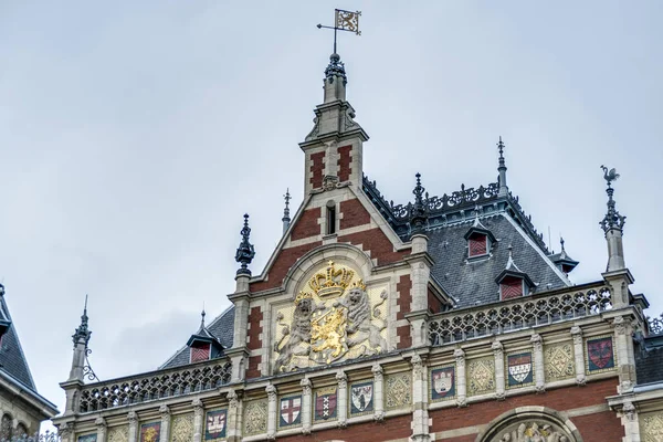 Amsterdam Centraal station in Nederland. — Stockfoto