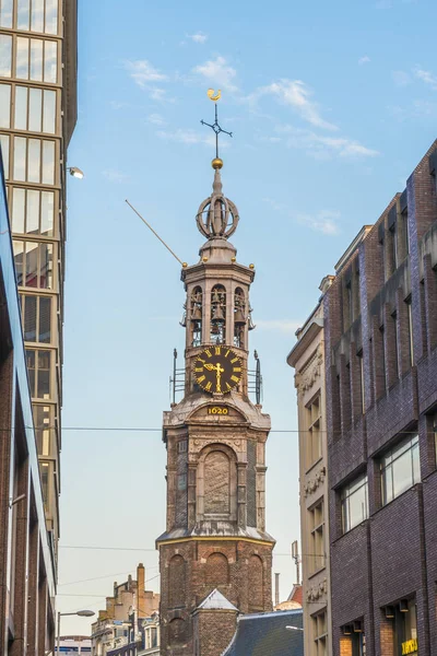 De Munttoren toren in Amsterdam, Nederland. — Stockfoto