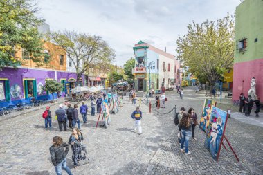 buenos aires, Arjantin - Nisan 10: İnsanlar yürürken caminito sokak la boca renkli evlerin yakınındaki Mar üzerinde 10, 2013 içinde buenos aires, Arjantin.