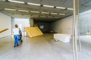 Salzburg, Avusturya - 31 Temmuz 2014: Museum der Moderne Monchsberg Monchsberg Dağı, altmış metre yukarıda Anton-Neumayr-Square, Salzburg, Avusturya'nın sarp uçurum üstüne tünemiş,.