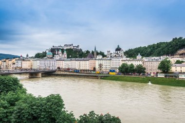 Salzburg, Avusturya - 31 Mayıs 2016: Salzburg şehri yolunda salzach nehri, Avusturya