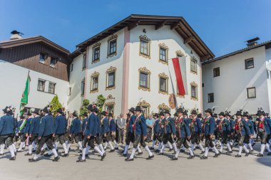 oberperfuss, Avusturya - 15 Ağustos: köylüler giyinmiş onların en iyi geleneksel kostümleri 15 Ağu 2013 tarihinde maria yükseliş alayı Innsbruck yakınındaki bu köy boyunca sırasında oberperfuss, Avusturya.