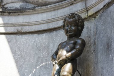 Manneken Pis (küçük adam çiş) veya le Petit Julien, bir Simgesel Yapı küçük bronz heykel Brüksel, Belçika