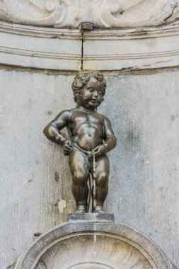 Manneken Pis (küçük adam çiş) veya le Petit Julien, bir Simgesel Yapı küçük bronz heykel Brüksel, Belçika
