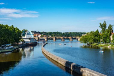 PRAG, CZ - 28 Mayıs 2015: Çek Cumhuriyeti 'nin en uzun nehri olan Vltava Nehri Prag' dan geçiyor.