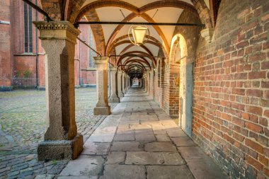 Luebeck'teki Saint Mary Kilisesi arka bahçe pasajı, Schleswig-Holstein, Kuzey Almanya.