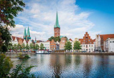 LUEBECK, DE - 15 Eylül 2017: Saint Petri Kilisesi, Luebeck, Holstein eyâletinde, kuzey Almanya 'da kültürel ve dini etkinliklerin yanı sıra sanat sergileri düzenledi..