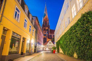 SCHWERIN, DE - 17 Eylül 2017: Schwerin Katedrali (Schweriner Dom), Almanya 'nın Mecklenburg-Vorpommern eyaletinde yer alan Bakire Meryem ve Aziz John' a adanmıştır..