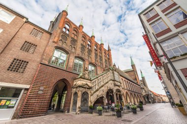 Luebeck, De - 15 Eylül 2017: Almanya'nın en büyük ortaçağ belediye binalarından biri olan Lubeck'in Hansa Şehri'nin belediye binası.