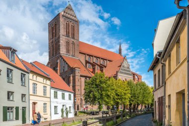 WISMAR, DE - 14 EPTEMBER 2017: The Church St. Nicholas of Wismar (Nikolaikirche), Nordwestmecklenburg, Mecklenburg-Vorpommer 'deki ortaçağ tuğla mimarisinin en iyi vasiyetlerinden biridir..