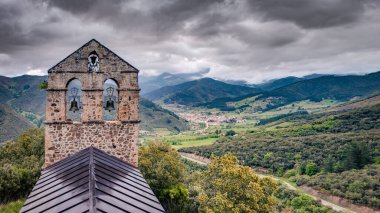 Santander, Cantabria yakınlarındaki Liebana Comarca 'nın en ilginç turistik yerlerinden biri olan Potes yakınlarındaki San Miguel Hermitage..
