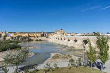 Roma köprüsü, Cordoba, Andalusia, Güney İspanya'nın tarihi merkezini Guadalquivir nehri geçip erken 1 yüzyıl M.ö. yılında inşa.