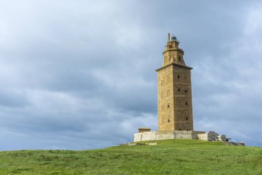 Herkül kule yaklaşık 1900 yıl eski ve rehabilite edilen 1791 55 metre boyunda yapıdır eski Roma deniz feneri olarak bugün kullanmak ve İspanya Atlantik kıyısında bir coruna gelen bakan.