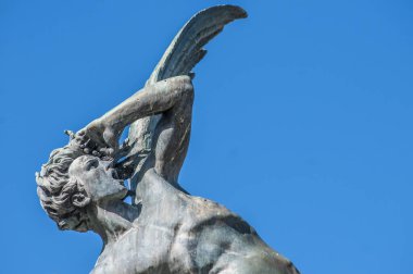 Fallen Angel (Fuente del Angel Caido) veya Fallen Angel, Madrid, İspanya Buen Retiro parkının bir vurgulamak anıt Çeşmesi.