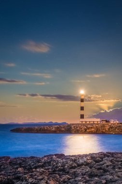 Minorca Adası'nda Artrutx Deniz Feneri üzerinde Ay güney batı kıyısında, Balear Adaları, İspanya.