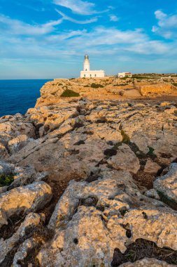Minorca Adası kuzey kıyısında Cavalleria Deniz Feneri'nde gün batımı, Balear Adaları, İspanya.
