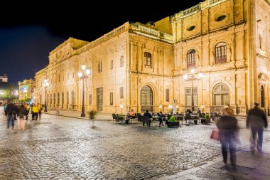 Seville, Es - 6 Mart 2017: Belediye Binası, Plateresque mimarisinin en önemli örneklerinden biri olan tarihi bir binada yer almaktadır..